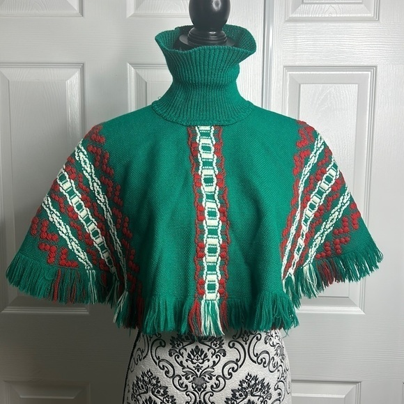 Marianne Wendt Aztec Collared Shawl Cover Green White Red READ Chile - Picture 1 of 11
